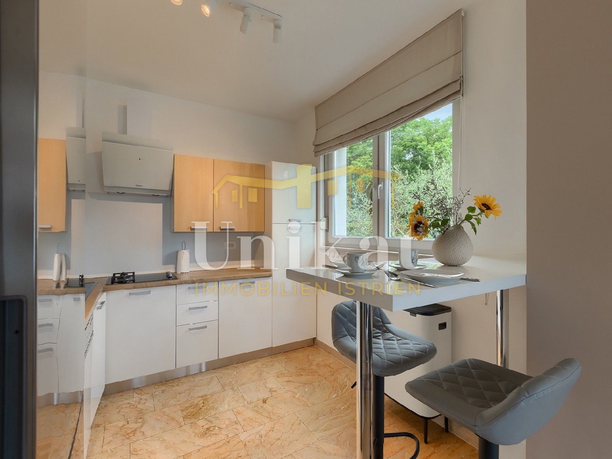 Villa moderna con piscina interna ed esterna